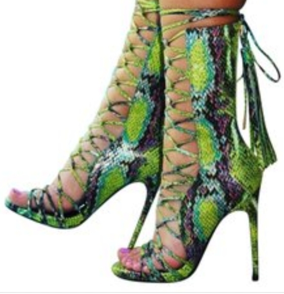 Nelly Bernal Shoes - 👠 Rare Nelly Bernal snakeskin Heels